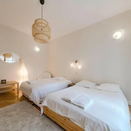 Cozystay 1225 Bourgeois Charm In Center Lägenhet *