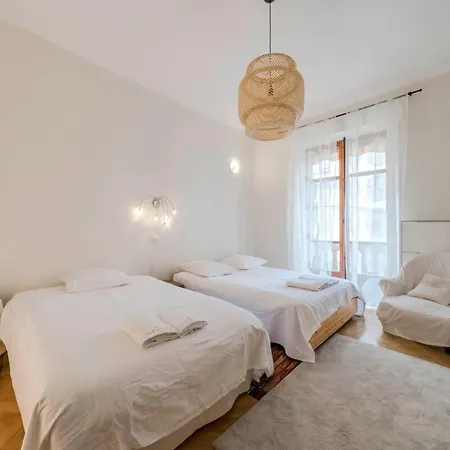 Cozystay 1225 Bourgeois Charm In Center