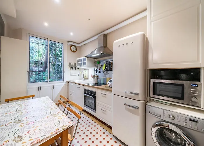 Cozystay 1225 Bourgeois Charm In Center