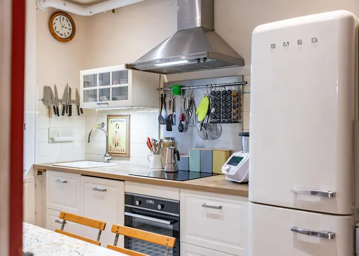 Cozystay 1225 Bourgeois Charm In Center