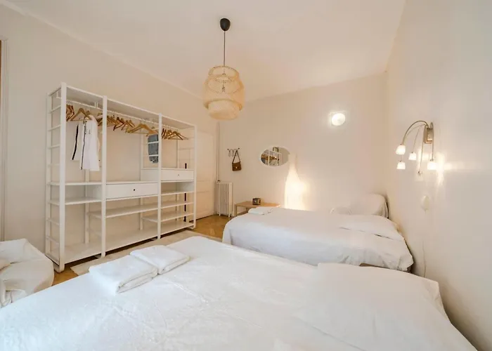 Cozystay 1225 Bourgeois Charm In Center